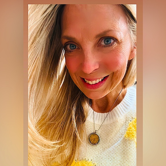 Eternal Moss Locket Pendant Necklace- Yellow - Picture 7 of 9